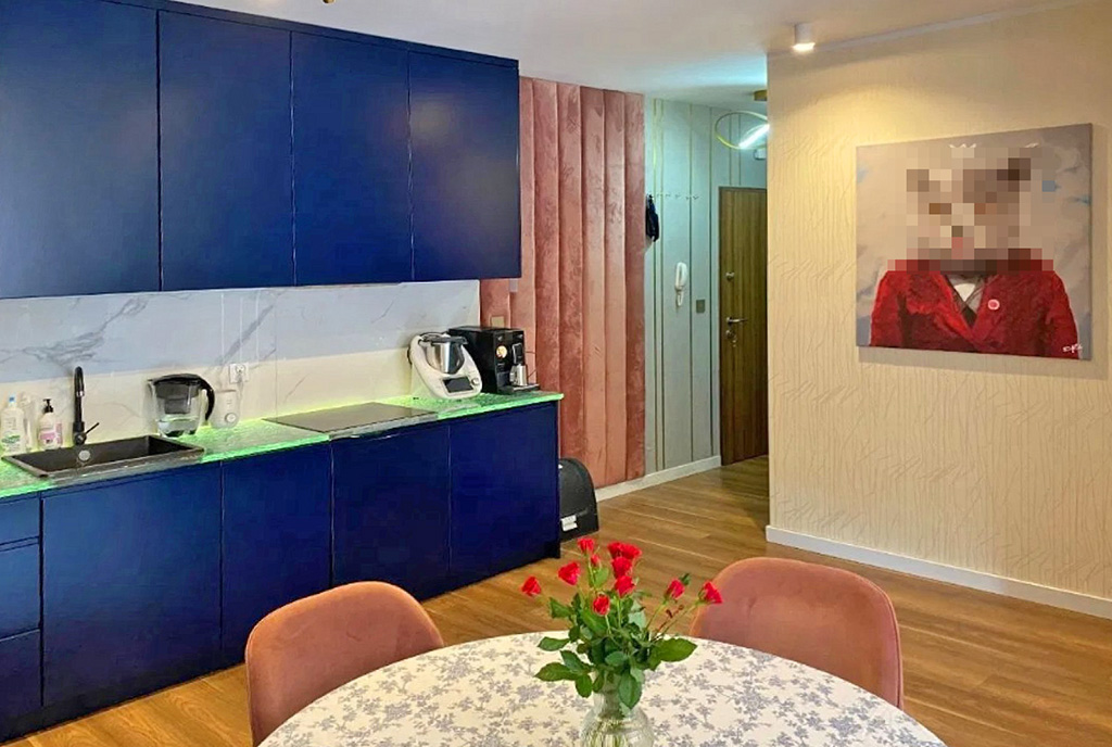 na pierwszym planie jadalnia w ekskluzywnym apartamencie na sprzedaż Gdańsk