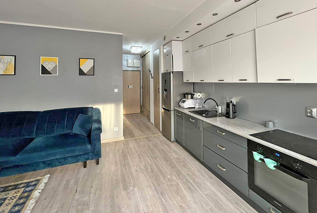 po lewej salon, po prawej kuchnia w luksusowym apartamencie na sprzedaż Gorzów Wielkopolski (okolice)