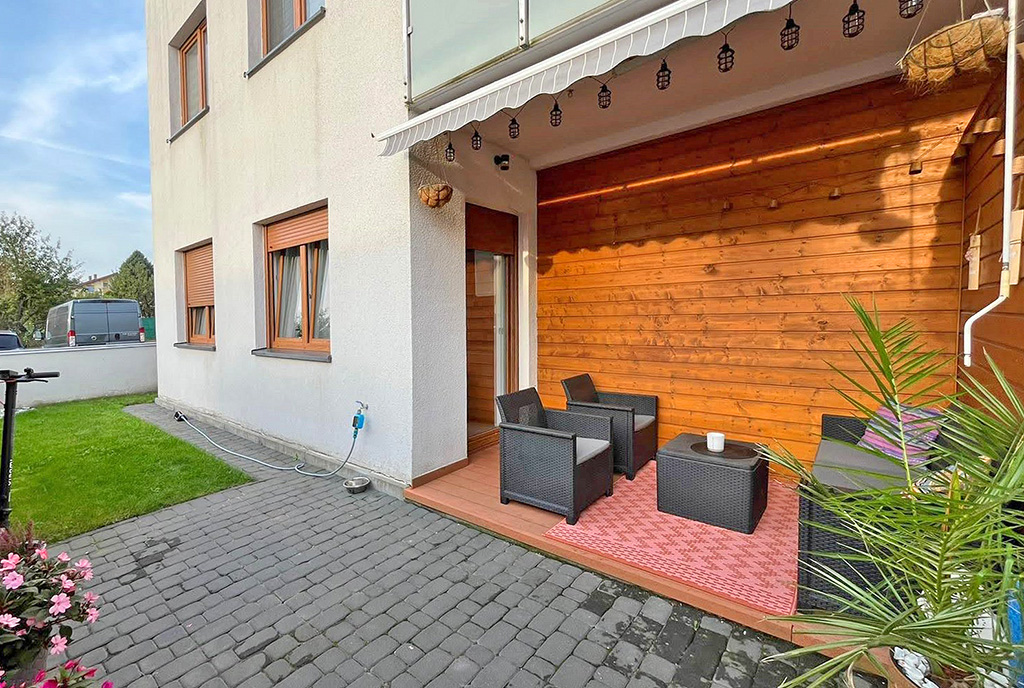 zdjęcie prezentuje taras i ogród przed ekskluzywnym apartamentem na sprzedaż Gorzów Wielkopolski (okolice)