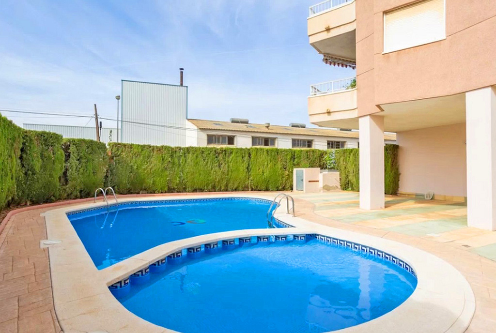 znajdujący się w częściach wspólnych basen przy ekskluzywnym apartamencie na sprzedaż słoneczny balkon w luksusowym apartamencie na sprzedaż Hiszpania (Torrevieja)