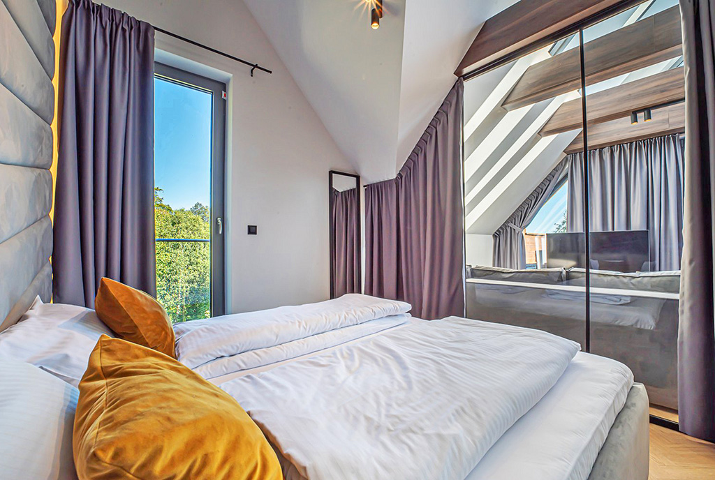 fragment sypialni w ekskluzywnym apartamencie na sprzedaż Jelenia Góra (okolice)