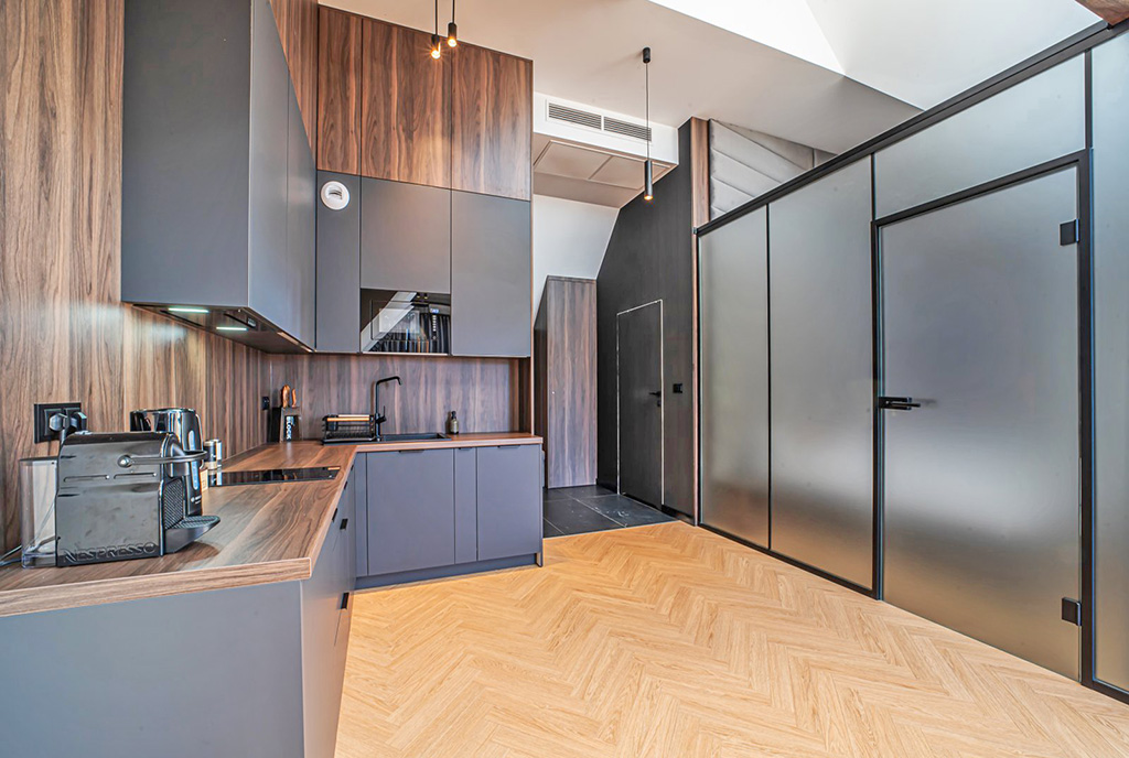 zaprojektowana zgodnie z najnowszymi trendami kuchnia w luksusowym apartamencie na sprzedaż Jelenia Góra (okolice)