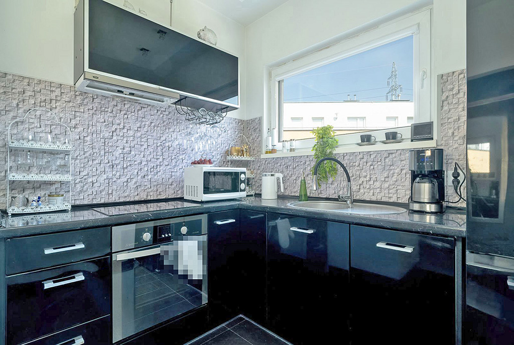 czarno-biała kuchnia w ekskluzywnym apartamencie na sprzedaż Poznań (okolice)