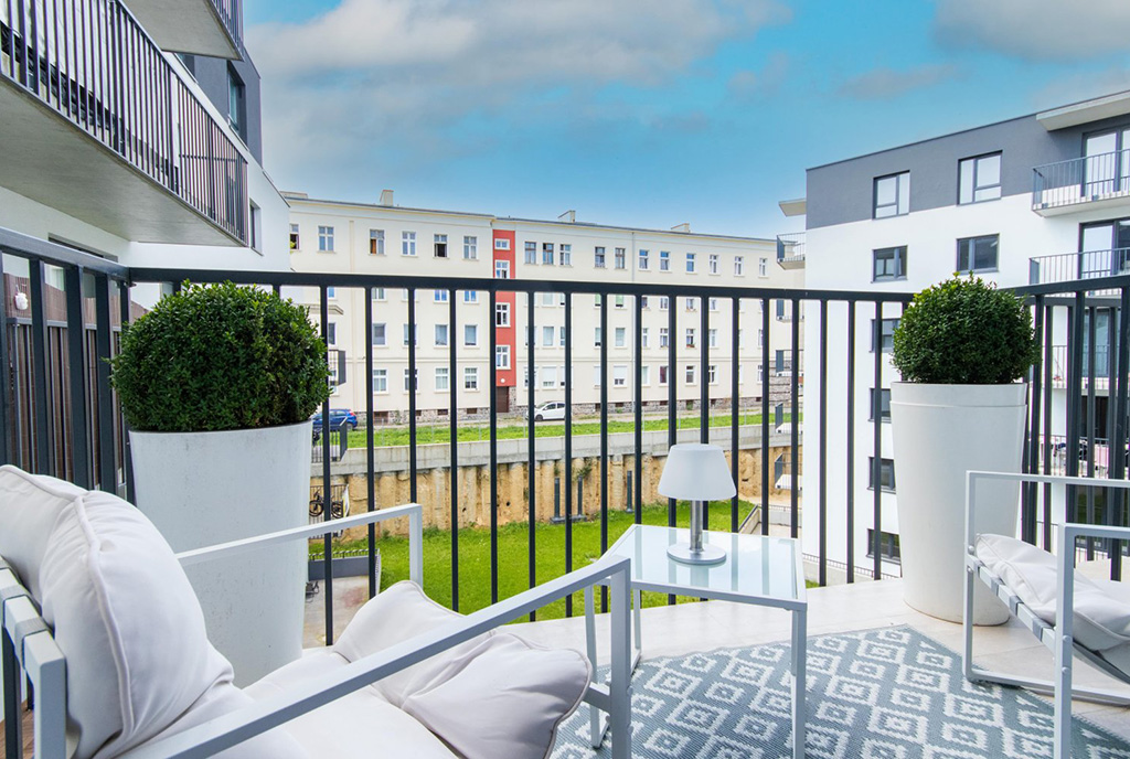słoneczny balkon przy ekskluzywnym apartamencie na sprzedaż Szczecin