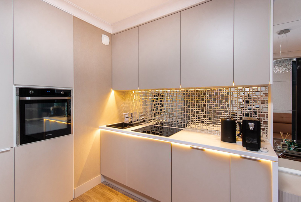 efektownie podświetlona kuchnia w luksusowym apartamencie na sprzedaż Szczecin