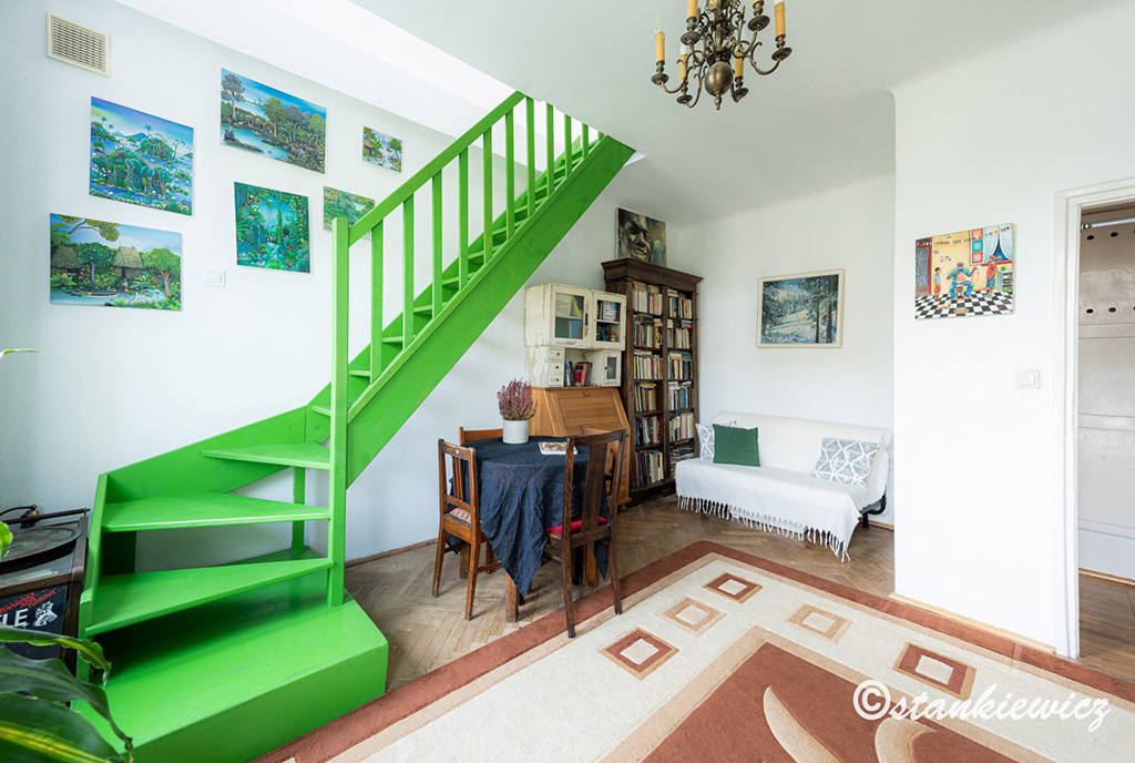 zielone schody prowadzące na górny poziom ekskluzywnego apartamentu na sprzedaż Warszawa