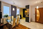 po lewej jadalnia, po prawej kuchnia w luksusowym apartamencie na sprzedaż Wrocław (okolice)