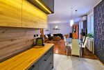 nowocześnie umeblowany aneks kuchenny w ekskluzywnym apartamencie na sprzedaż Wrocław (okolice)