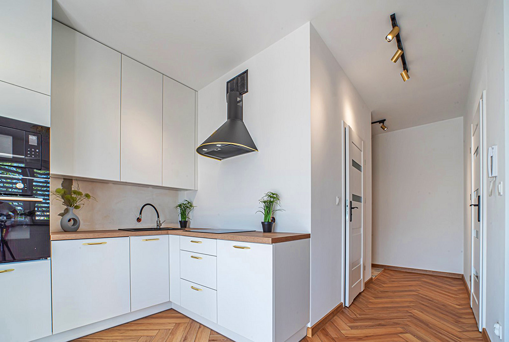 urządzona na biało kuchnia w ekskluzywnym apartamencie na wynajem Bolesławiec