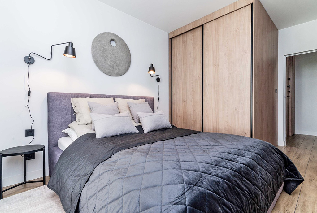 fragment sypialni w ekskluzywnym apartamencie na wynajem Gdynia (okolice)