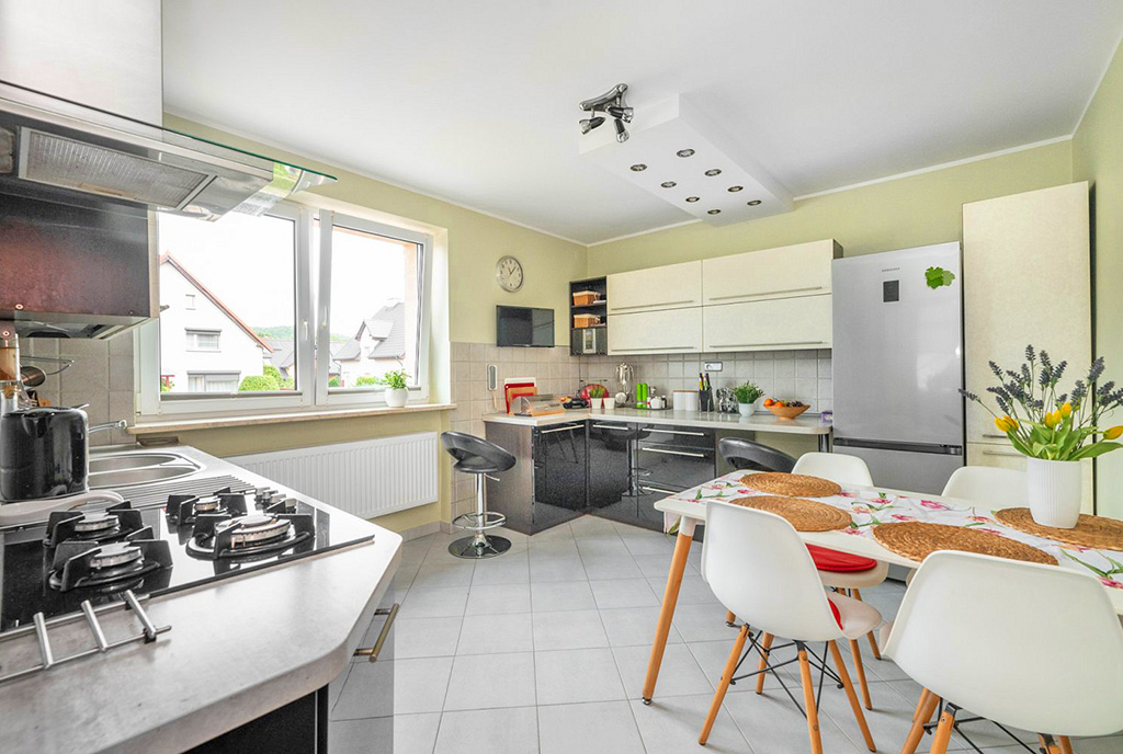 zdjęcie prezentuje jadalnię i kuchnię w ekskluzywnej willi na sprzedaż Gdynia (okolice)