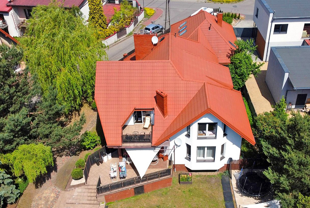 widok z drona pokazujący od góry ekskluzywną rezydencję na sprzedaż Częstochowa