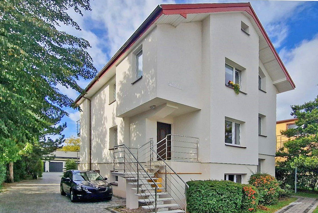 frontowa elewacja ekskluzywnej willi na sprzedaż Gdynia (okolice)