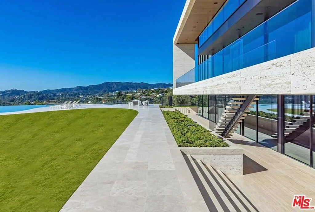 nowoczesbna bryła i idealnie wypielęgnowana działka wokół luksusowej willi na sprzedaż