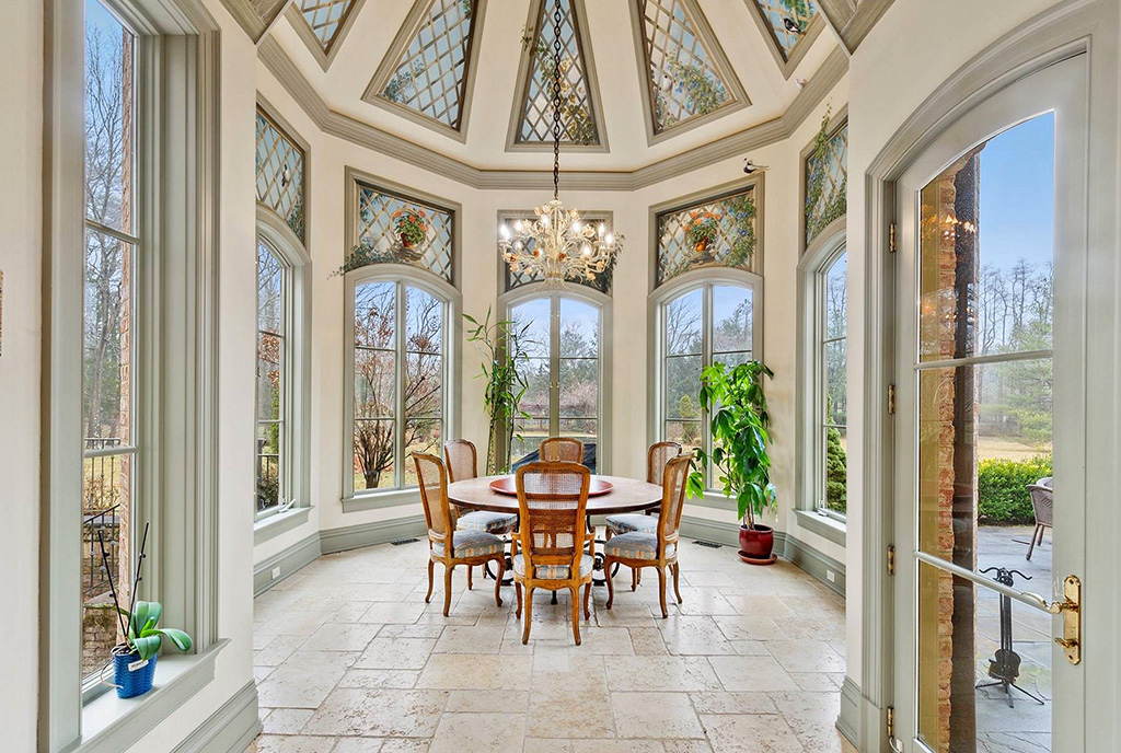 na zdjęciu pawilon śniadaniowy w ekskluzywnej willi na sprzedaż Nowy Jork (Stany Zjednoczone Ameryki)