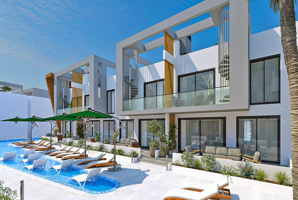 widok od strony basenu na apartamentowiec, w którym znajduje się oferowany do sprzedaży ekskluzywny apartament Cypr (Famagusta)