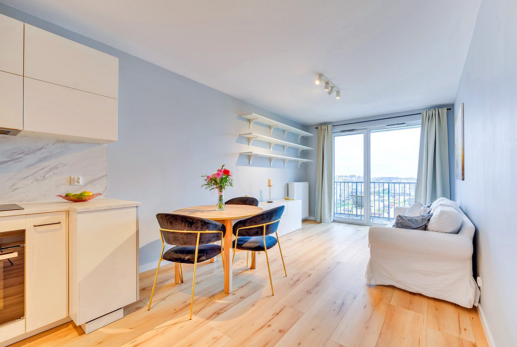 słoneczny pokój dzienny w ekskluzywnym apartamencie do sprzedaży Gdańsk
