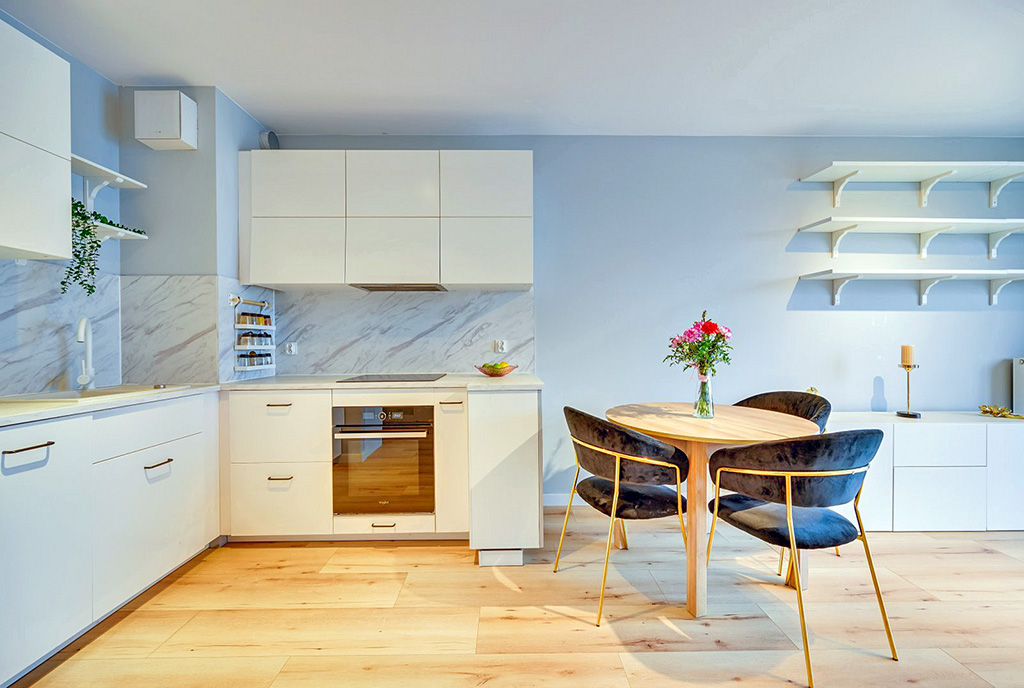 po lewej kuchnia, po prawej jadalnia w luksusowym apartamencie na sprzedaż Gdańsk