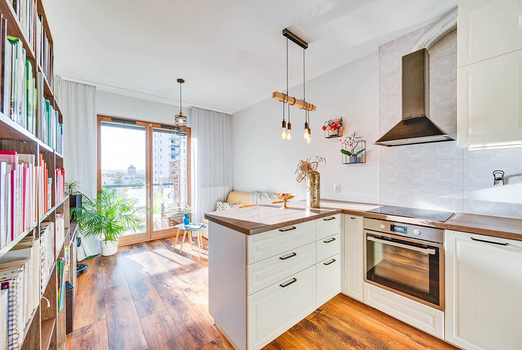 widok z kuchni na salon w ekskluzywnym apartamencie do sprzedaży Gdańsk