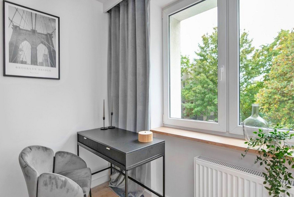 jedna ze stron sypialni w ekskluzywnym apartamencie na sprzedaż Gdynia