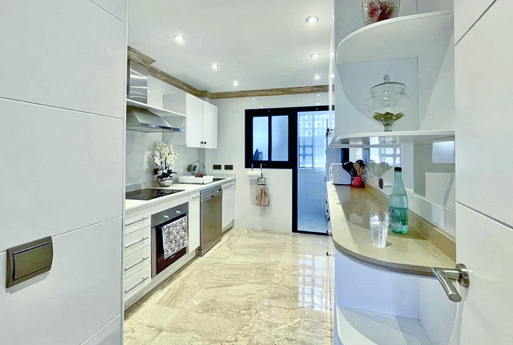 nowoczesna kuchnia w luksusowym apartamencie na sprzedaż Hiszpania (Malaga Casares)