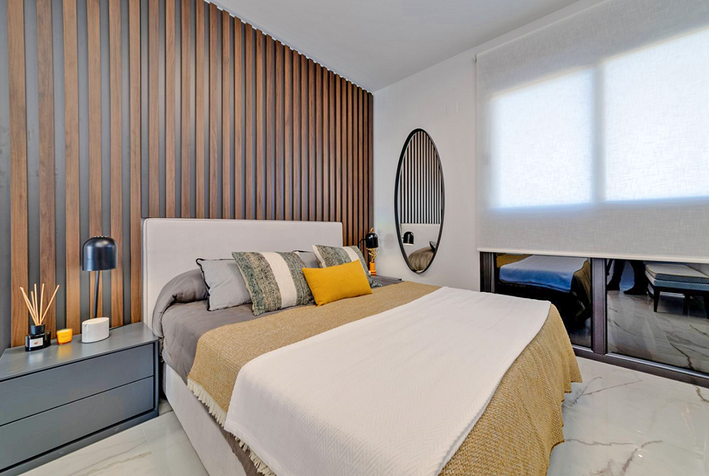 ciekawa aranżacja sypialni w luksusowym apartamencie na sprzedaż Hiszpania (Playa Flamenca Alicante)