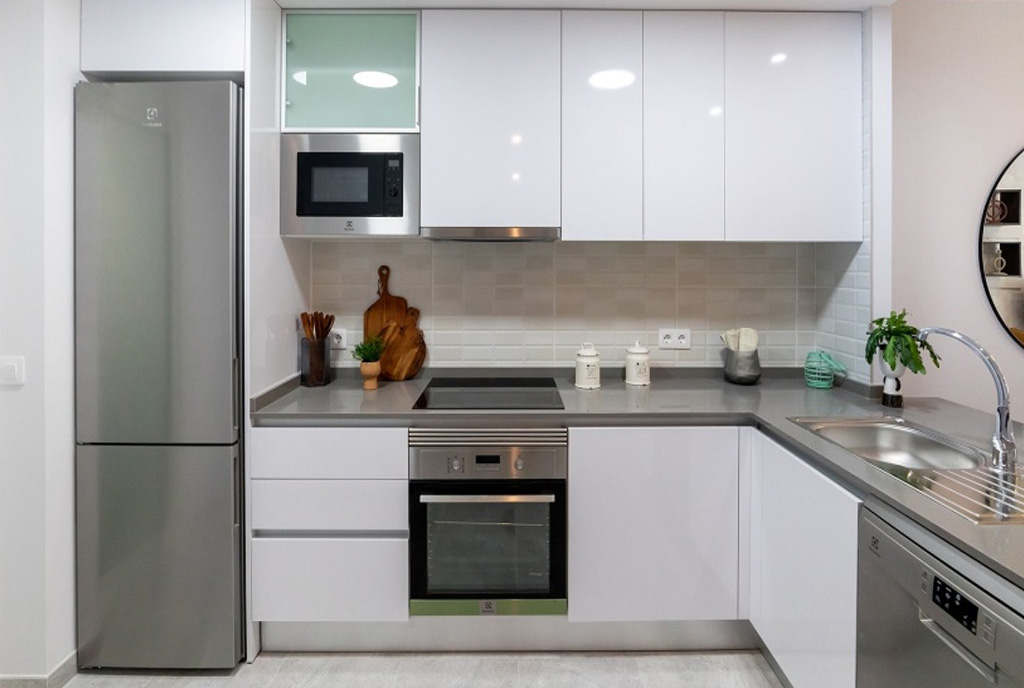 widok na kuchnię w luksusowym apartamencie na sprzedaż Hiszpania (Villamartin Orihuela Costa)