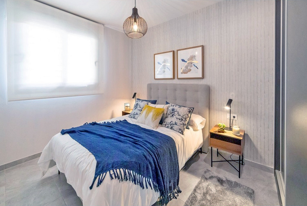 elegancka sypialnia w ekskluzywnym apartamencie na sprzedaż Hiszpania (Villamartin Orihuela Costa)