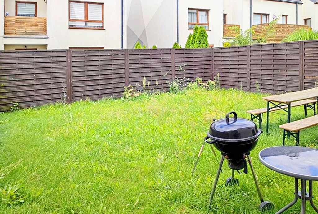 widok na ogród przy ekskluzywnym apartamencie na sprzedaż Wrocław (okolice)