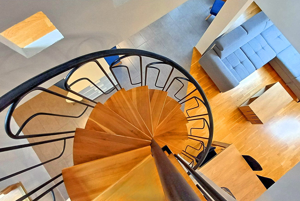 ciekawe schody w ekskluzywnym apartamencie na sprzedaż Wrocław (okolice)