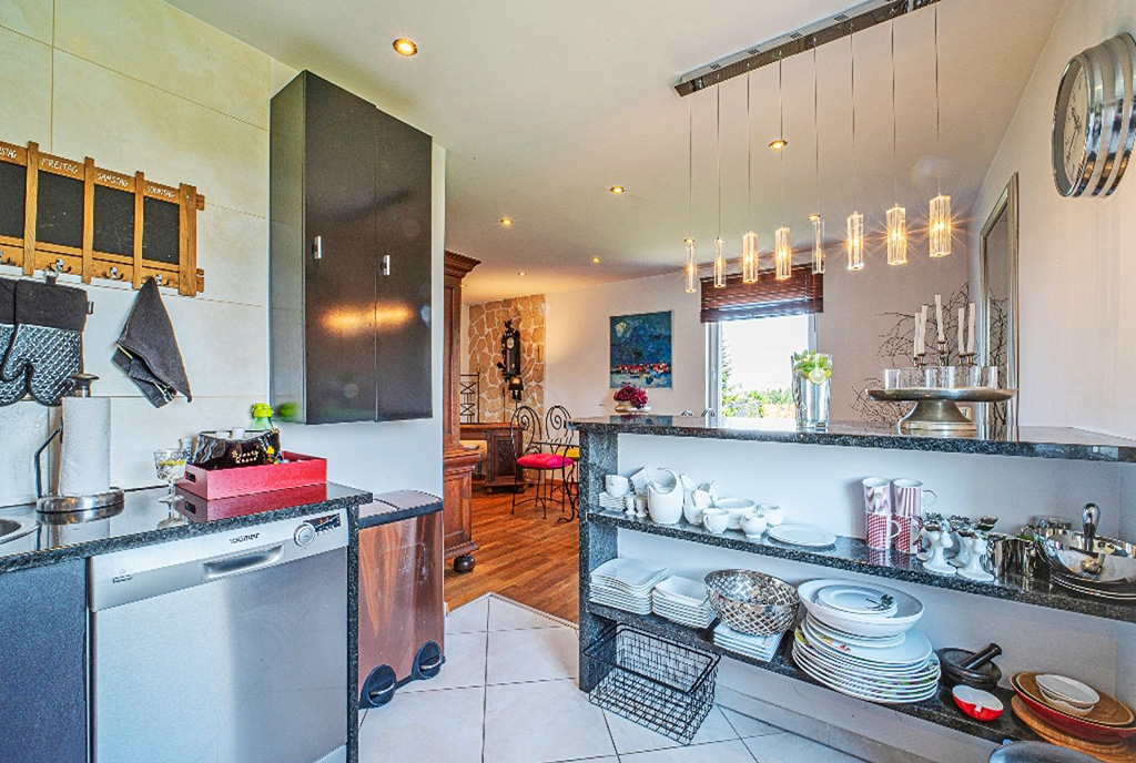 widok na kuchnię w ekskluzywnym apartamencie na wynajem Bolesławiec