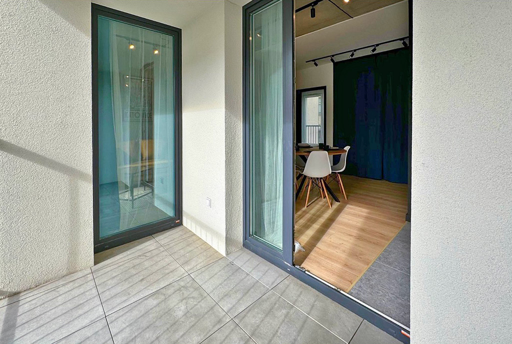 ogromny balkon przy luksusowym apartamencie do wynajmu Katowice