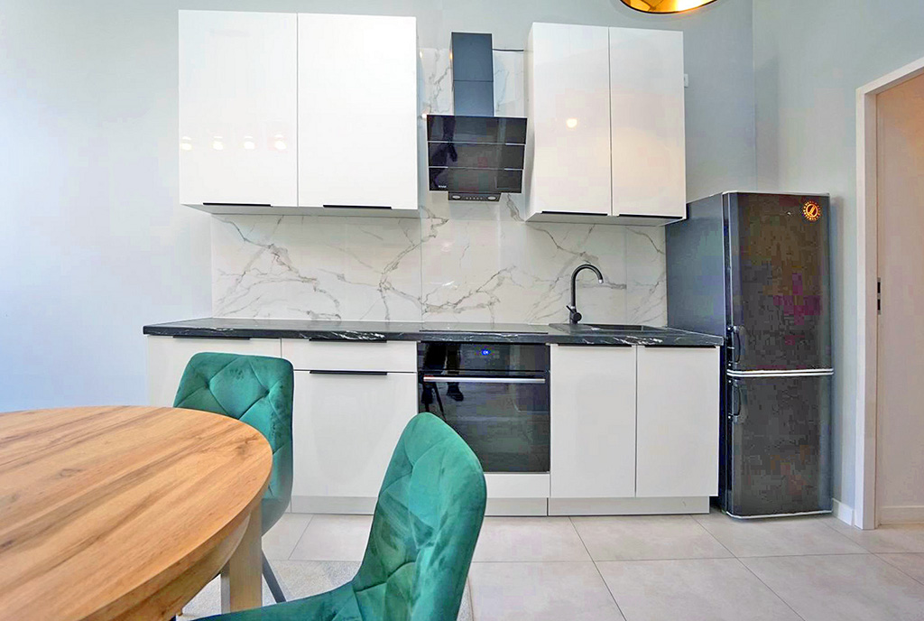 widok na kuchnię w luksusowym apartamencie do wynajmu Piotrków Trybunalski