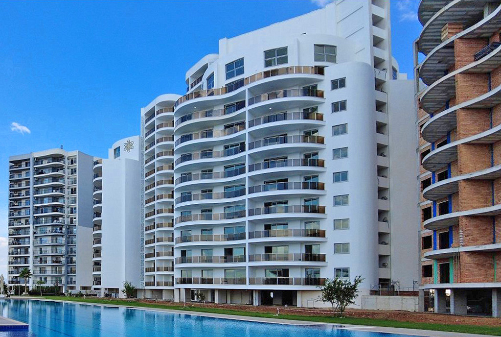 imponujący apartamentowiec, gdzie mieści się oferowany na sprzedaż ekskluzywny apartament Cypr (Iskele)