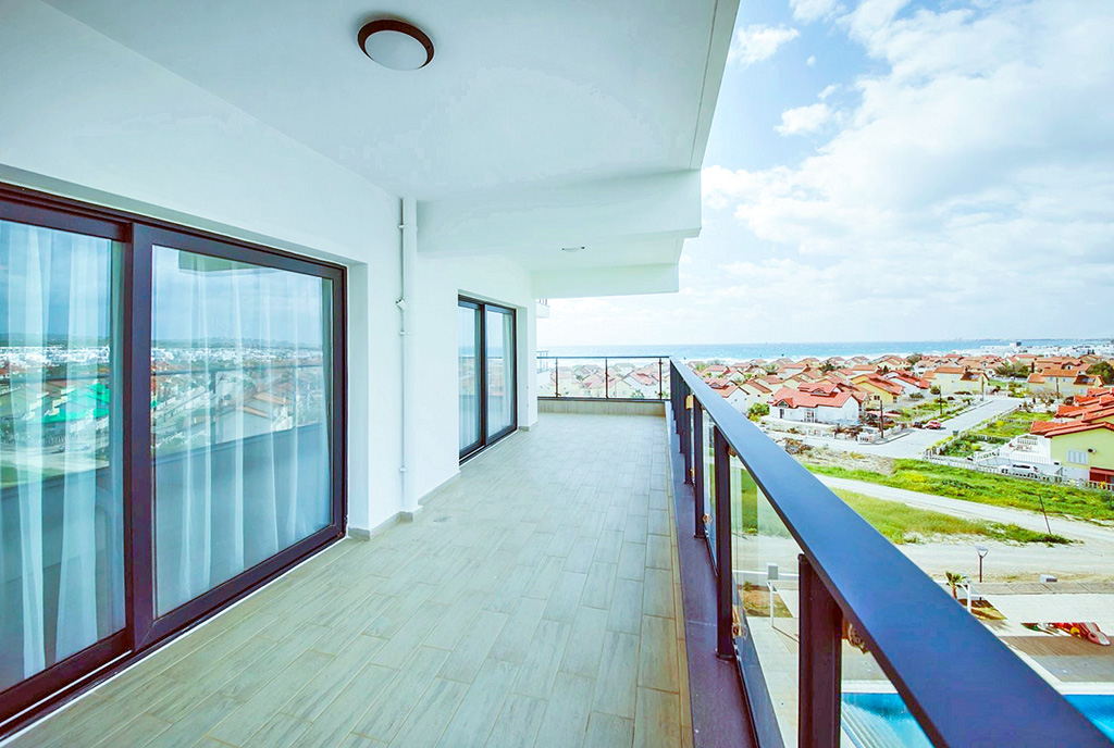 imponujący balkon przy luksusowym apartamencie na sprzedaż Cypr (Iskele)