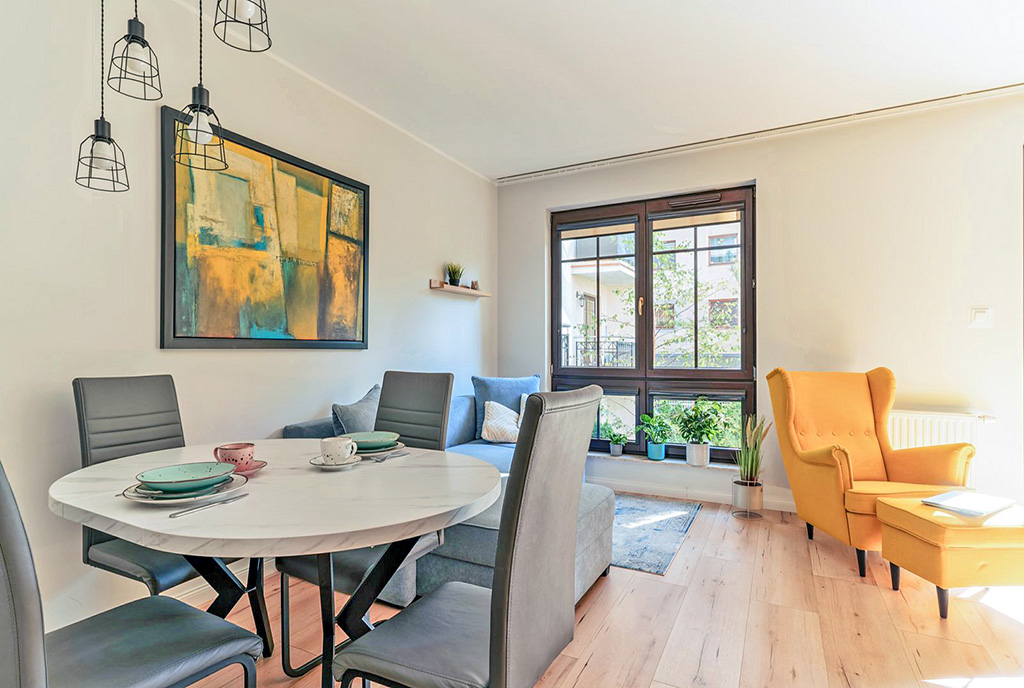 na pierwszym planie jadalnia w luksusowym apartamencie na sprzedaż Gdańsk