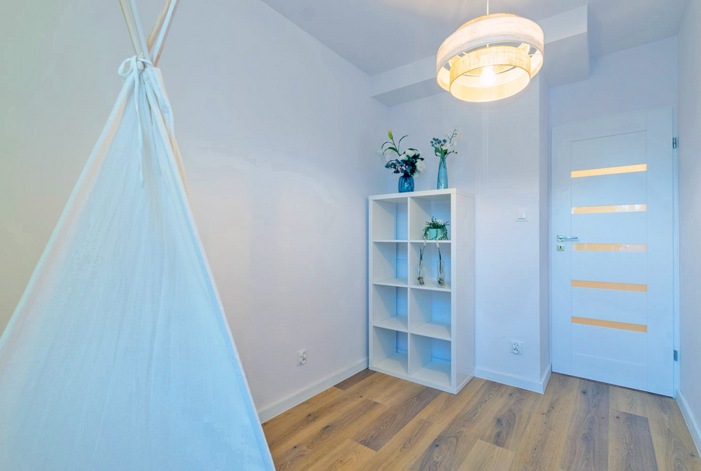 jeden z pokoi w luksusowym apartamencie na sprzedaż Gdańsk