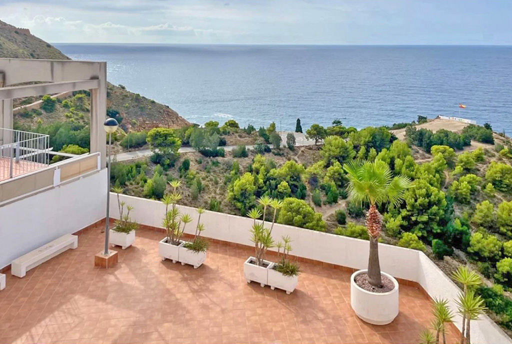 słoneczny taras przy luksusowym apartamencie na sprzedaż Hiszpania (Alicante Benidorm)