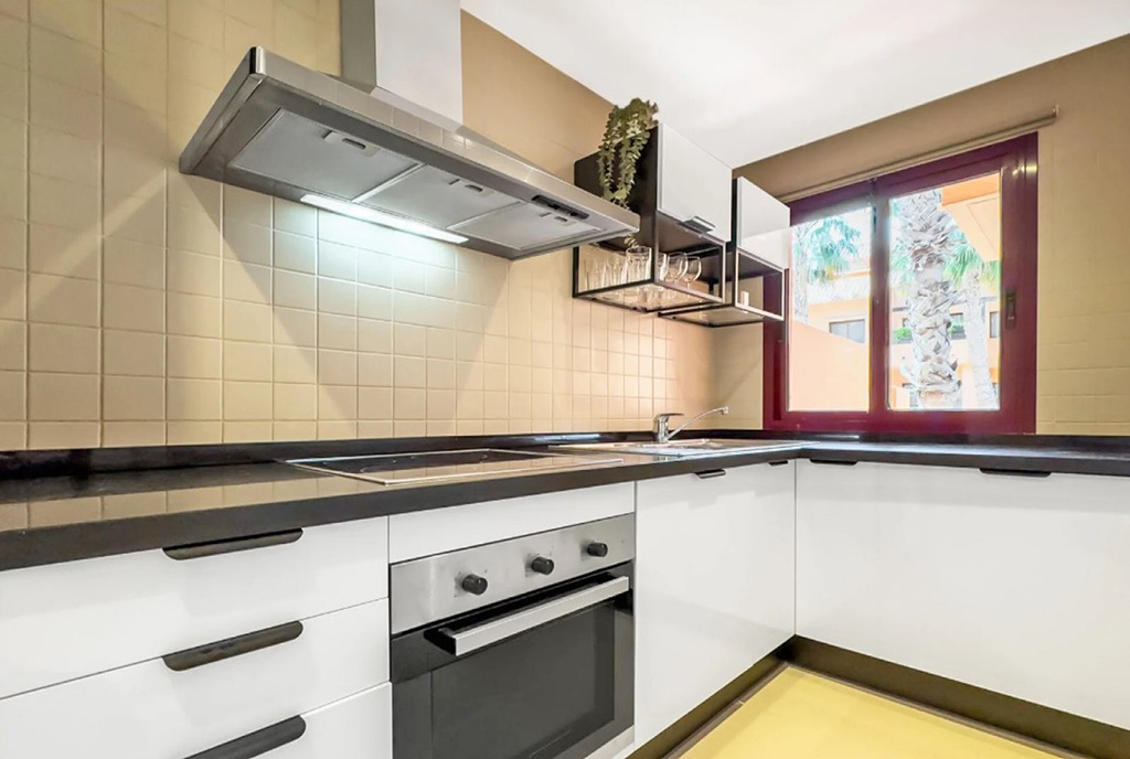 zaprojektowana w bieli kuchnia w ekskluzywnym apartamencie na sprzedaż Hiszpania (Los Alcazares)