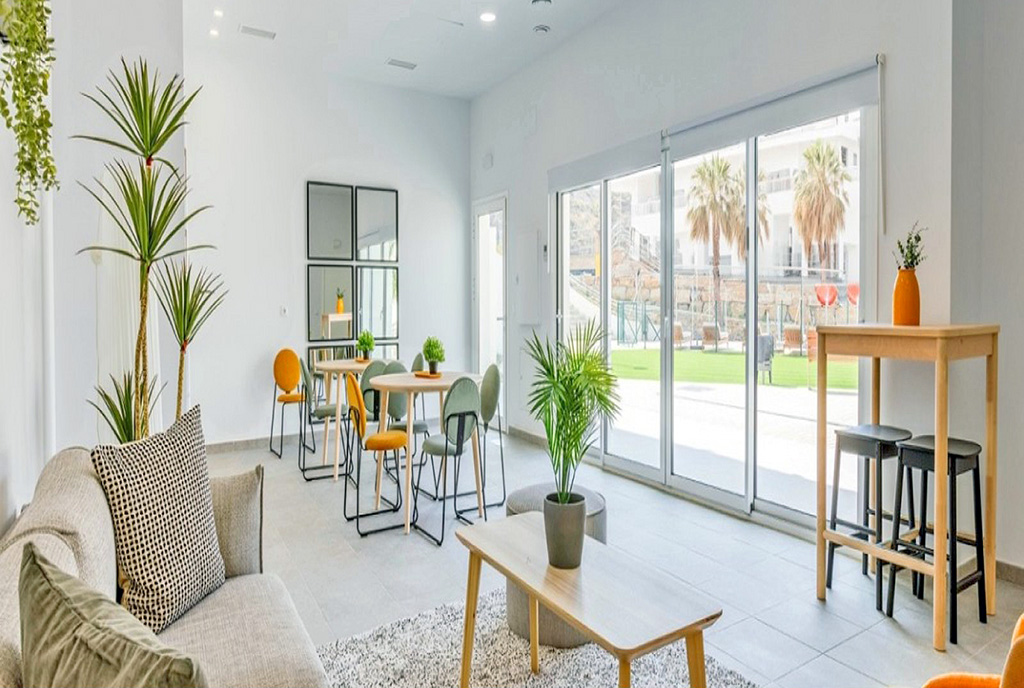 słoneczne wnętrze ekskluzywnego apartamentu do sprzedaży Hiszpania (Malaga Colinas del Limonar)