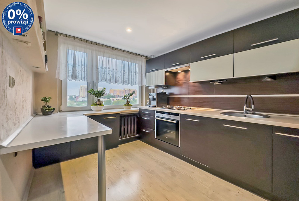 zaaranżowana brązowym kolorze kuchnia w ekskluzywnym apartamencie na sprzedaż Katowice (okolice)
