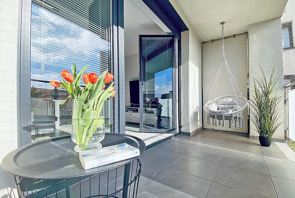 słoneczny balkon przy ekskluzywnym apartamencie na sprzedaż Katowice (okolice)