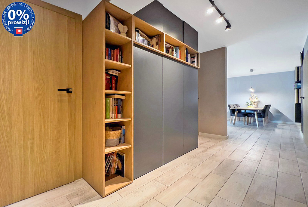 funkcjonalny przedpokój w luksusowym apartamencie do sprzedaży Katowice (okolice)