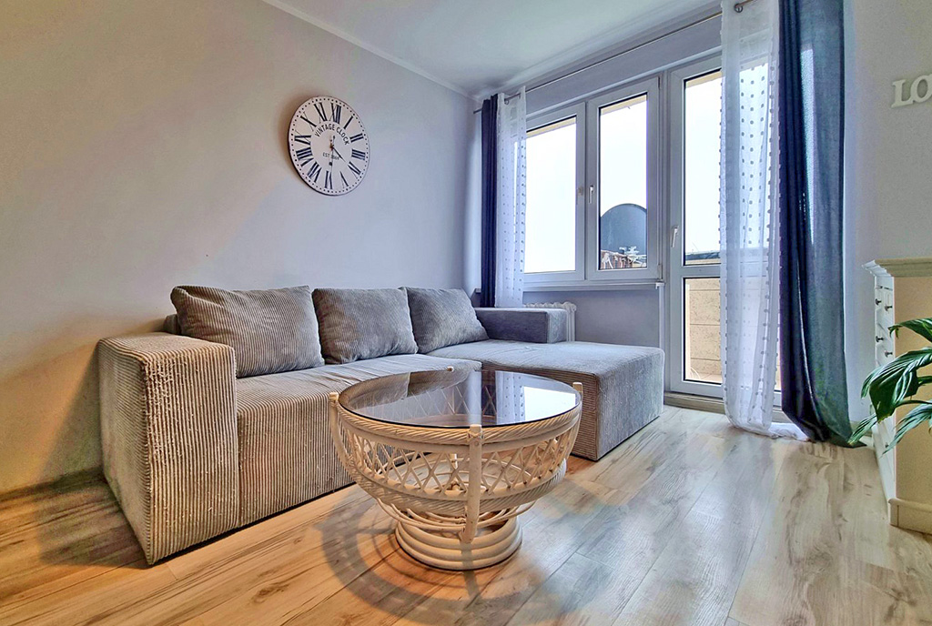 imponujący pokój dzienny w luksusowym apartamencie na sprzedaż Poznań (okolice)