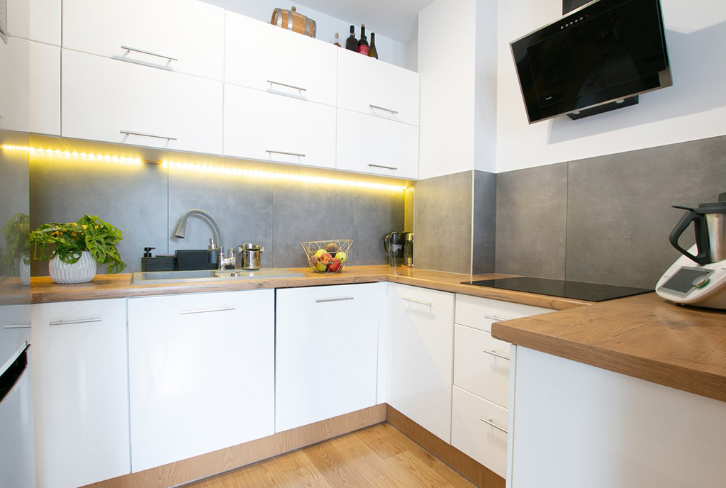 imponujące oświetlenie kuchni w luksuowym apartamencie na sprzedaż Poznań (okolice)