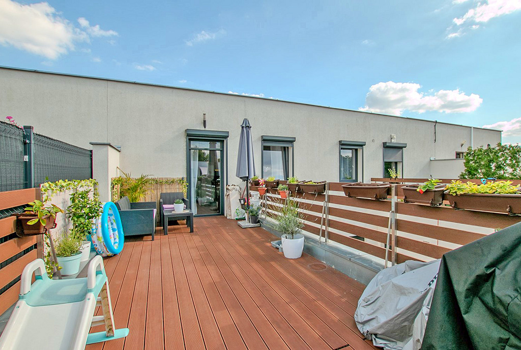przestronny taras przy ekskluzywnym apartamencie na sprzedaż Poznań (okolice)