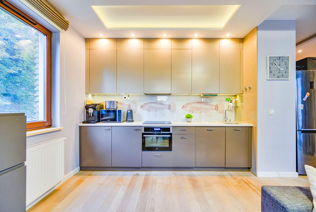 imponujący aneks kuchenny w ekskluzywnym apartamencie na sprzedaż Sopot