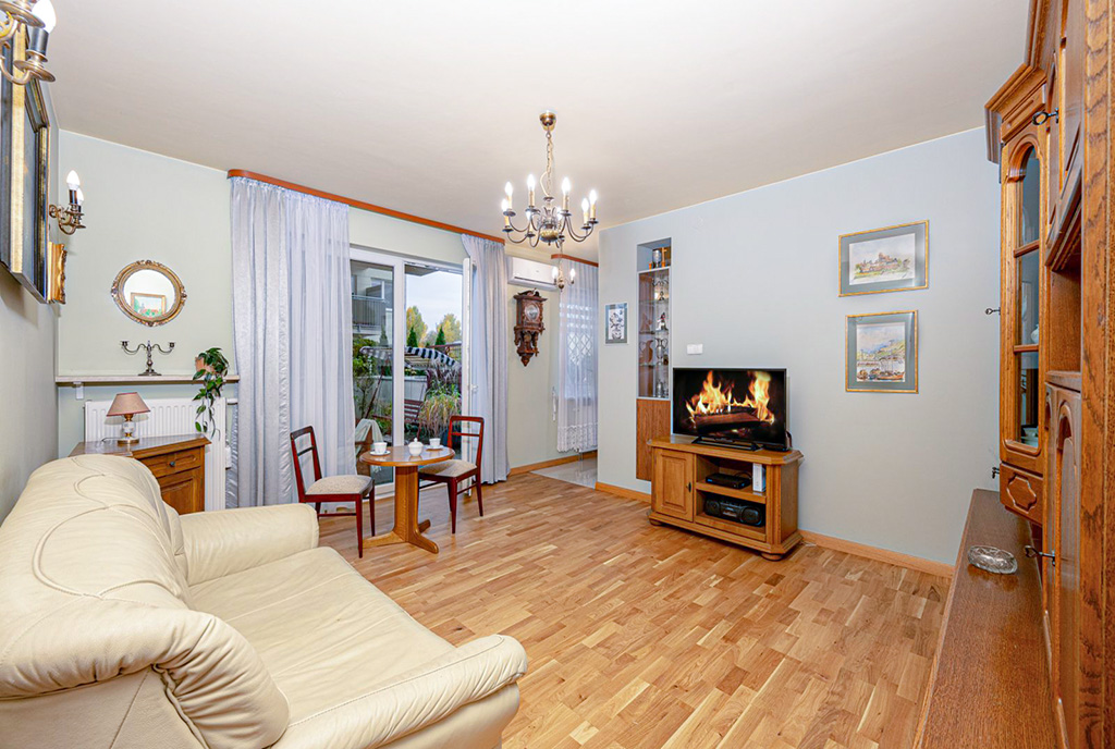 wytworny pokój dzienny w ekskluzywnym apartamencie do sprzedaży Warszawa (okolice)