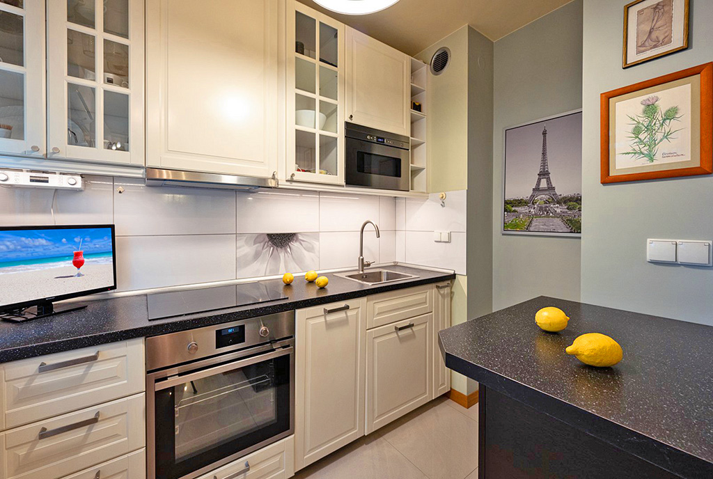 zbliżenie na kuchnię w luksusowym apartamencie na sprzedaż Warszawa (okolice)