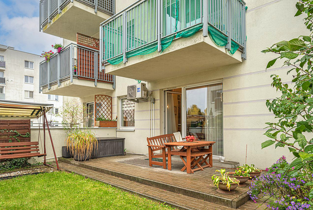 słoneczny taras przy ekskluzywnym apartamencie na sprzedaż Warszawa (okolice)